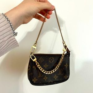 SOLD 🥰🎄Louis Vuitton Mini Pochette